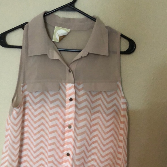 Peach and tan colored sleeveless button up shirt - Picture 2 of 8